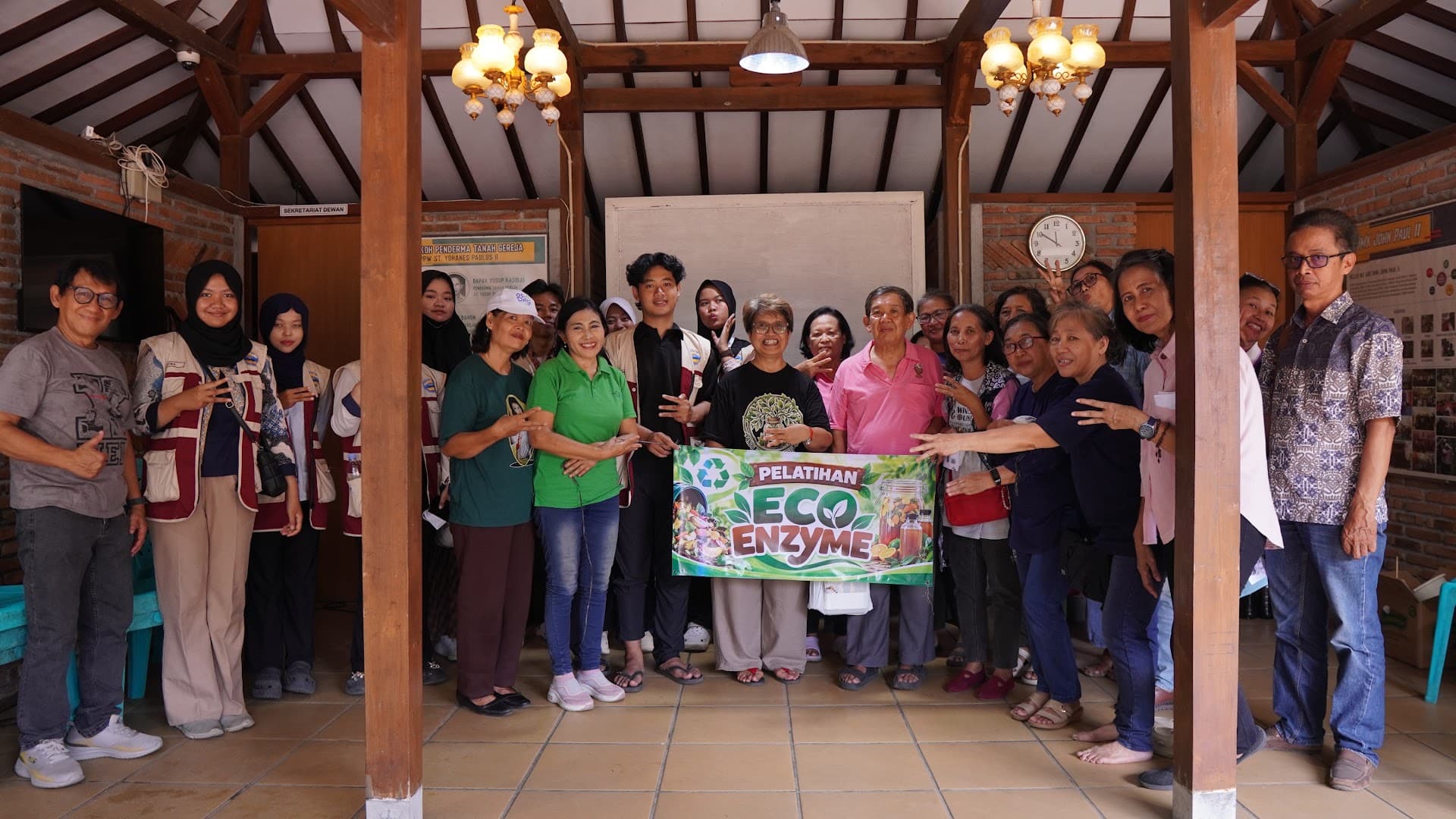 Ubah Sampah Organik Jadi Berkah, Umat Paroki Brayut Ikuti Workshop Pembuatan Eco Enzyme